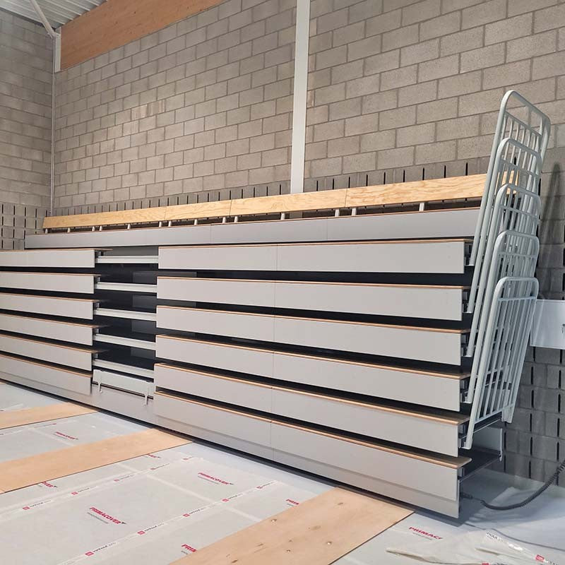 Teleskopiskās tribīnes ar koka soliem.