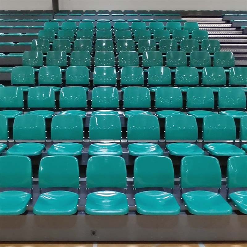 Teleskopiskās skatītāju tribīnes ar nolokāmiem plastmasas sēdekļiem