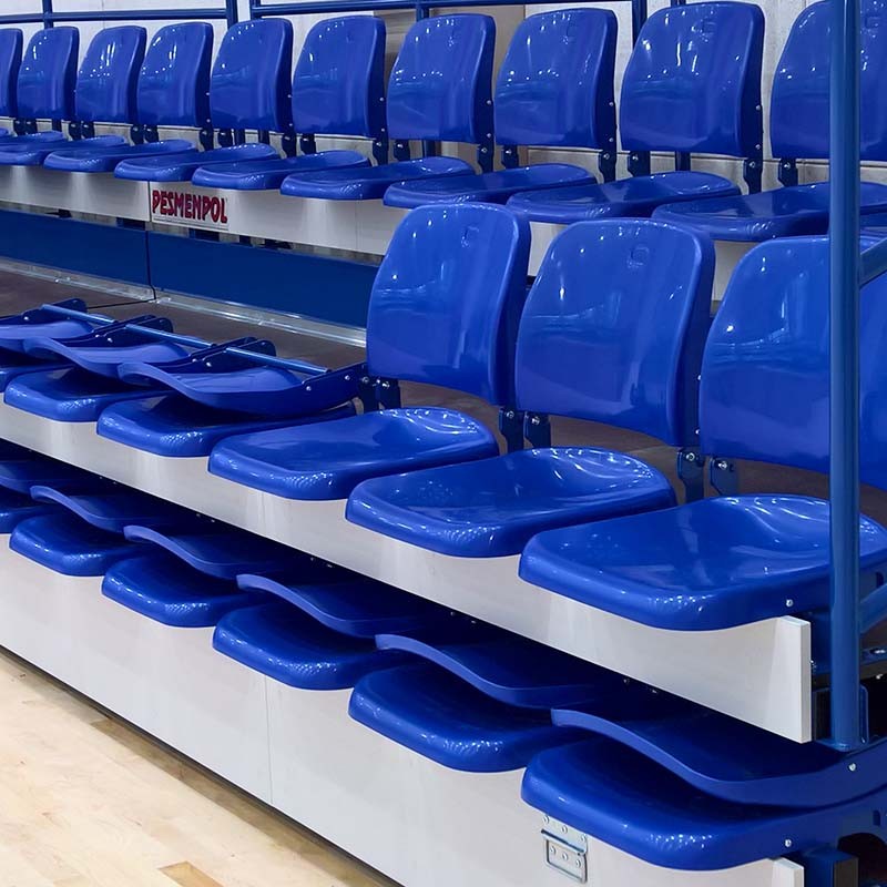 Teleskopiskās skatītāju tribīnes ar nolokāmiem plastmasas sēdekļiem