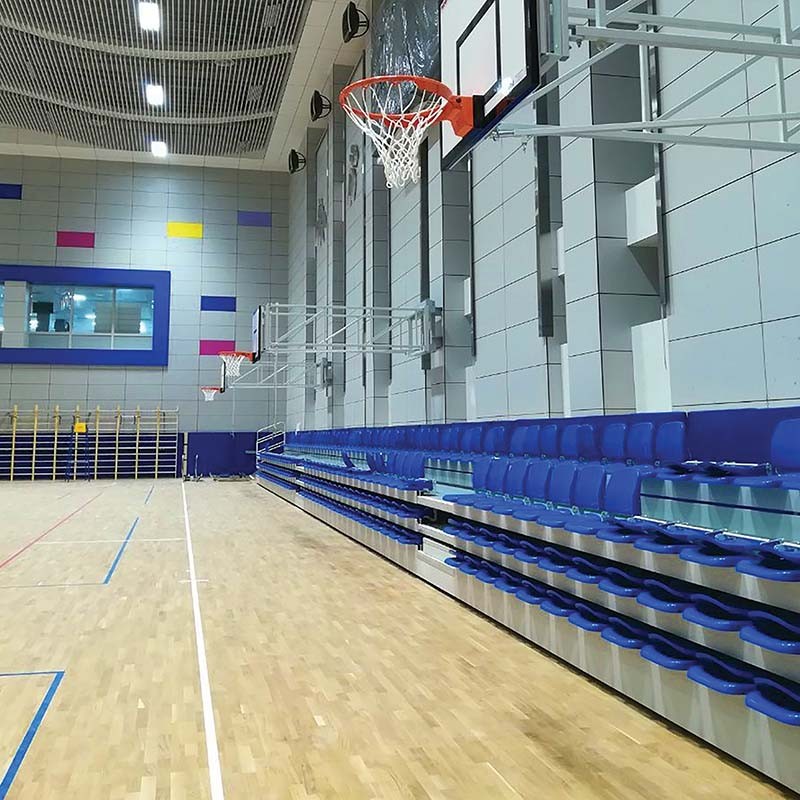 Teleskopiskās skatītāju tribīnes ar nolokāmiem plastmasas sēdekļiem