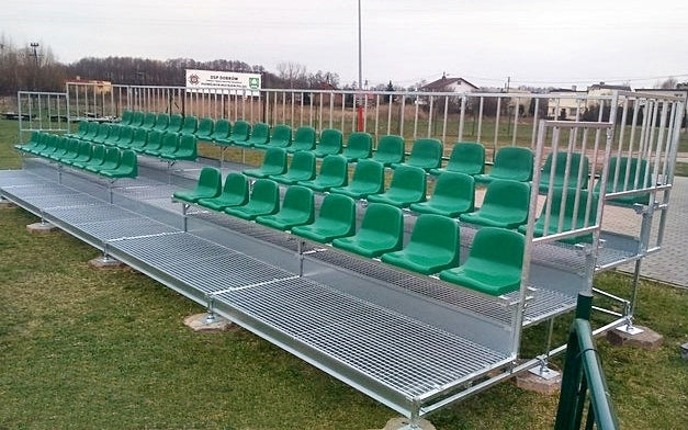 Skatītāju tribīnes ar platformu