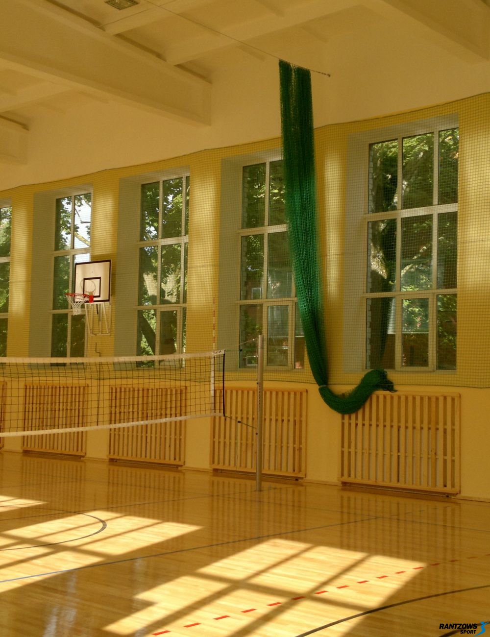 Sporta zāli sadalošais tīkls uz troses