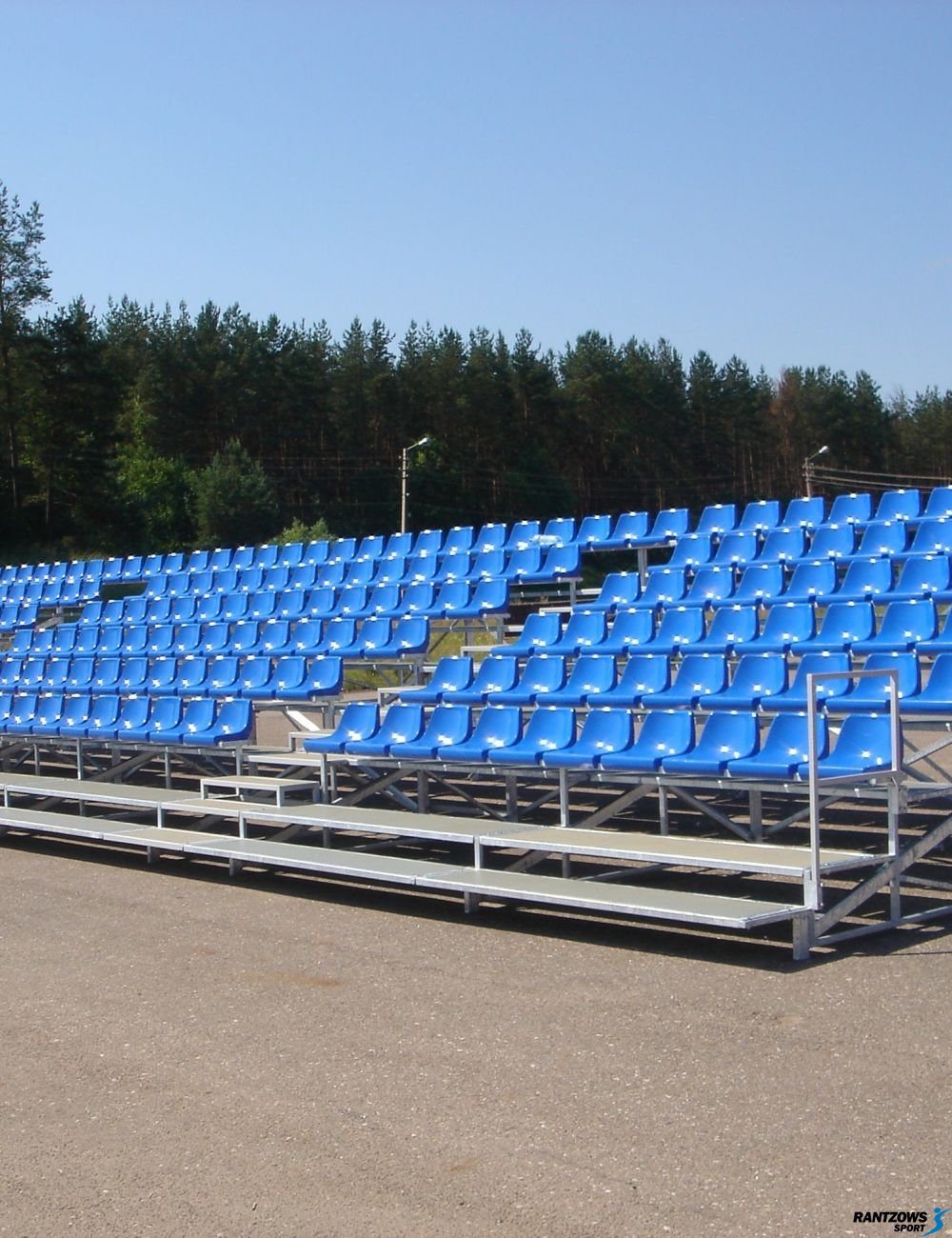 Skatīītaju tribīnes ar priekšējo platformu