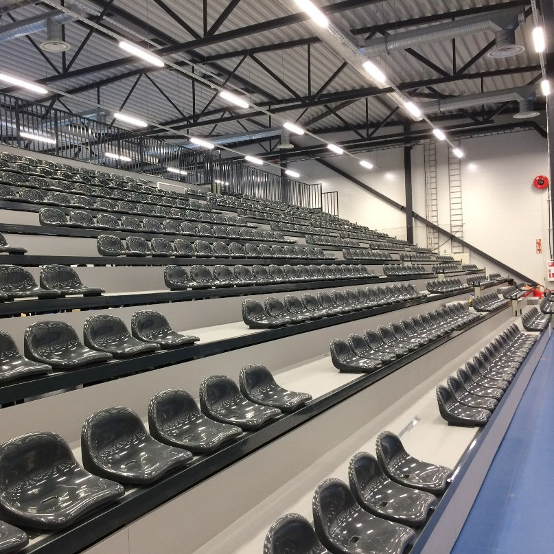 Teleskopiskās tribīnes ar plastmasas sēdekļiem