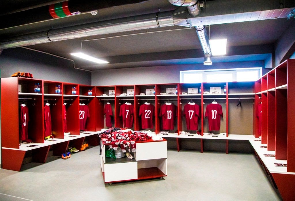 ATVĒRTĀ TIPA GARDEROBES SKAPIS