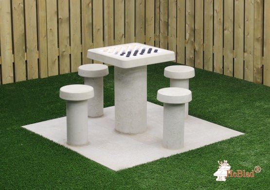 Betona dambretes galds ar soliem