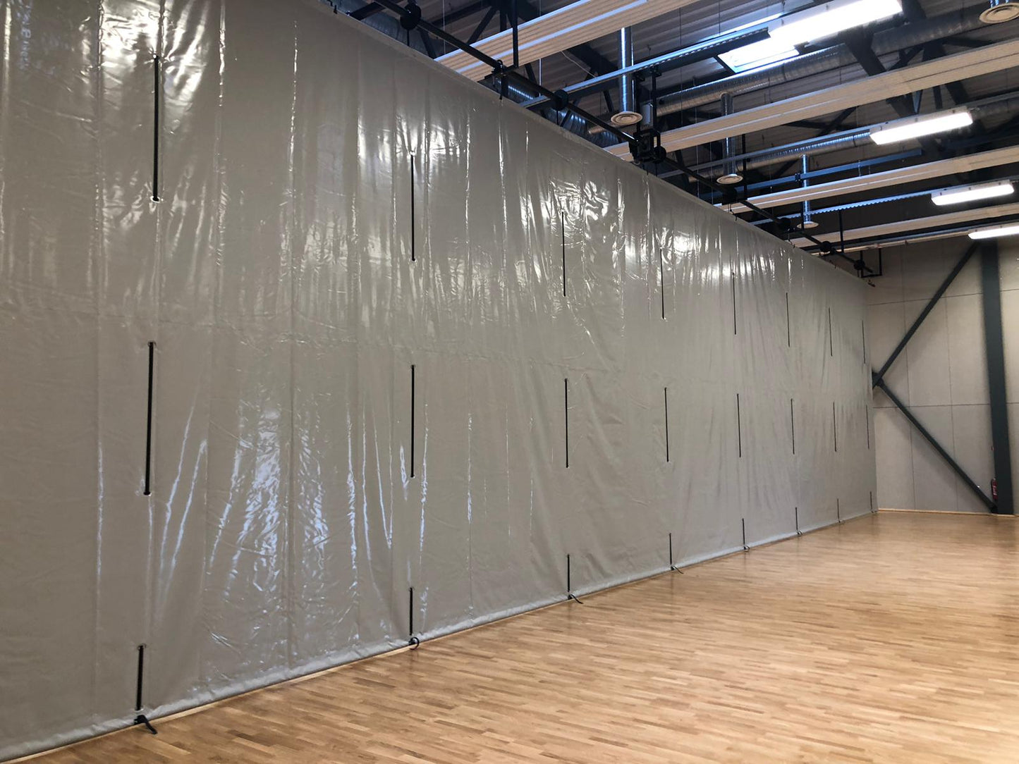 sporta zāles sadalošā siena