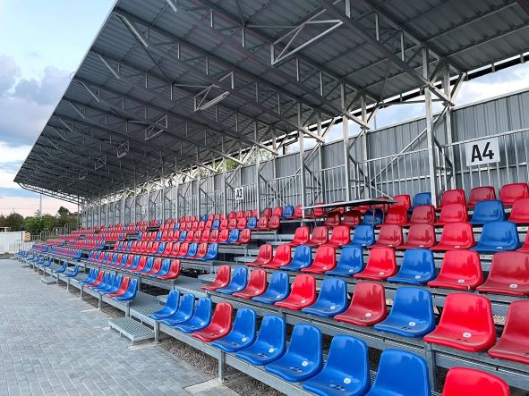 Skatītāju tribīnes ar jumtu stadioniem