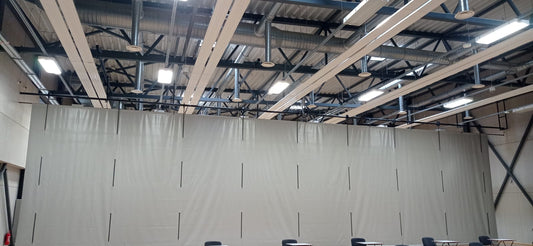 Sporta zāli sadalošā siena