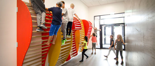 Izliektais dizains palielina kāpšanas grūtības.