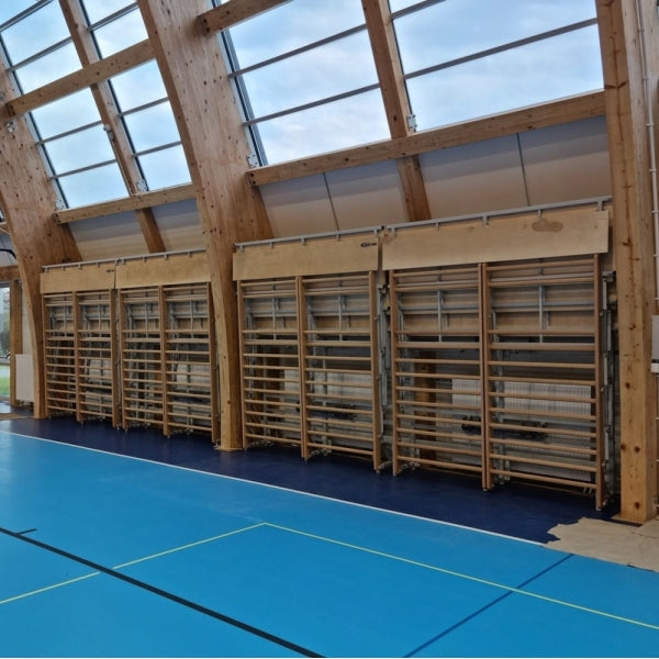 Tribīne - vingrošanas sieniņa.