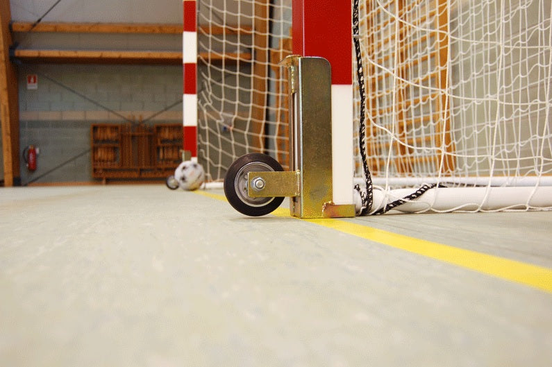 Riteņu komplekts handbola vārtiem.