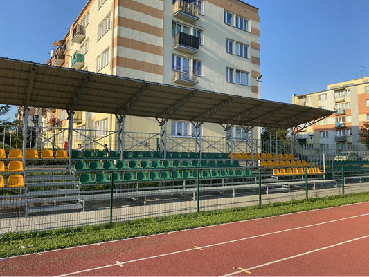 Skatitāju tribīnes ar jumta konstrukciju