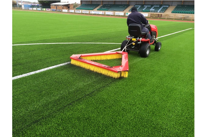 Verti Broom birste mākslīgās zāles laukumu kopšana