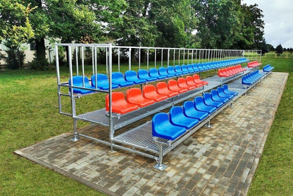 Skatītāju tribīnes ar plastmasas sēdekļiem